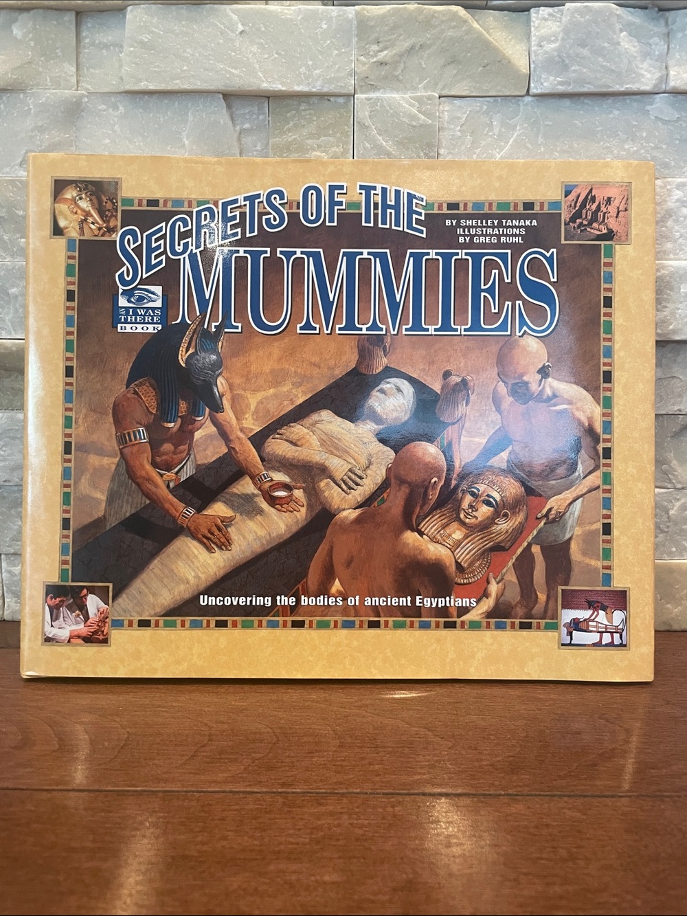 Scholastic Secrets of the Mummies Brown Tan Blue Book